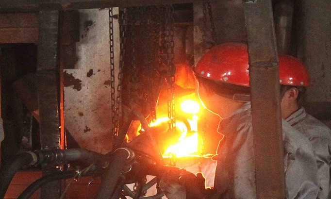 應用于玻璃窯大喧、加料口等部位的熱修現場(chǎng)
